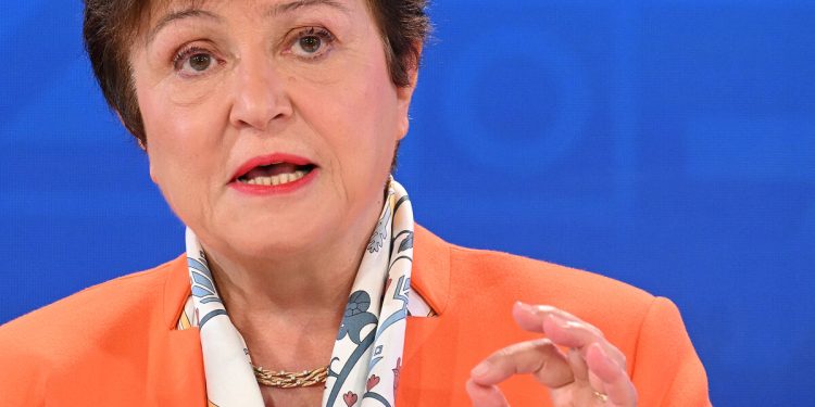 Tras el fuerte salto de la pobreza, el FMI aseguró que hay señales de una incipiente recuperación de la actividad y de los salarios