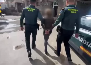 Una mujer okupa una casa en Valencia junto a su hijo menor de edad y la convierte en narcopiso