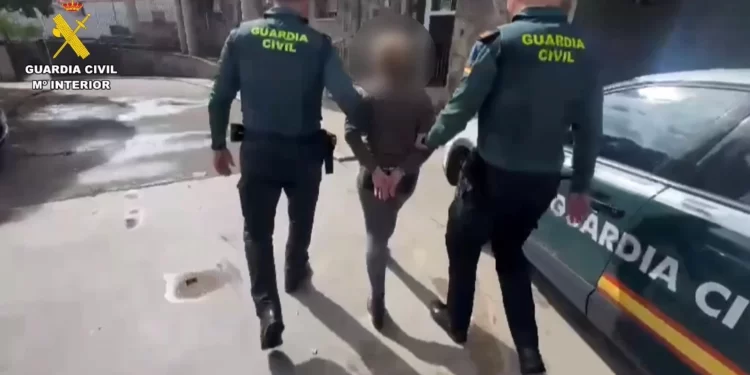 Una mujer okupa una casa en Valencia junto a su hijo menor de edad y la convierte en narcopiso