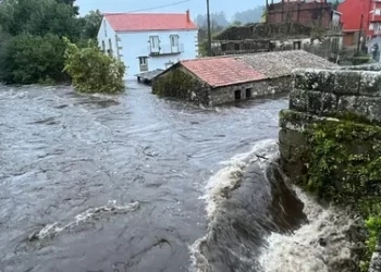 Kirk desborda ríos, deja 23.000 hogares sin luz y calles anegadas en Galicia