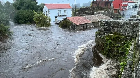 Kirk desborda ríos, deja 23.000 hogares sin luz y calles anegadas en Galicia