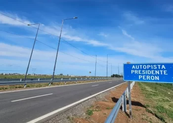 Millones de dólares tirados en una autopista que solo lleva al tráfico de drogas con casas en medio de su trazado