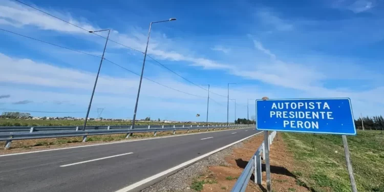 Millones de dólares tirados en una autopista que solo lleva al tráfico de drogas con casas en medio de su trazado