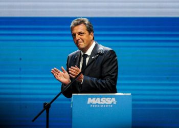 Denuncian a 14 exfuncionarios y a otras 28 personas por una maniobra de US$252 millones con importación de aviones durante la gestión de Alberto Fernández