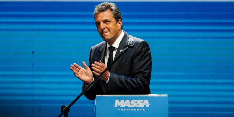 Denuncian a 14 exfuncionarios y a otras 28 personas por una maniobra de US$252 millones con importación de aviones durante la gestión de Alberto Fernández