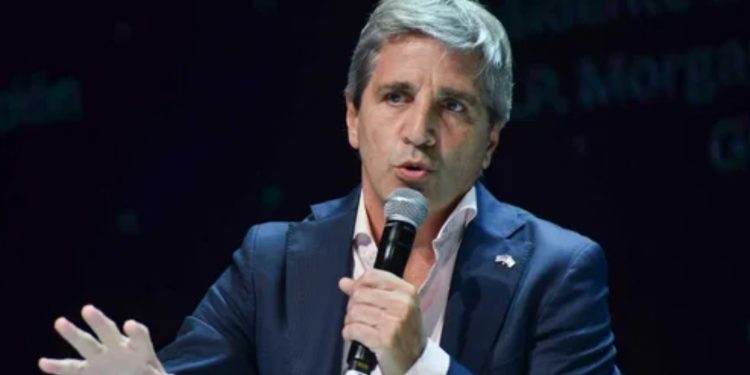 Caputo adelantó que el Gobierno irá a la Justicia si el Congreso logra rechazar el veto