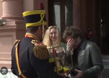 Positivo e histórico doble homenaje: El presidente Milei se emociono al recibir un regalo por parte de los Granaderos y a su vez, con su emoción, homenajeo al regimiento que lo custodia