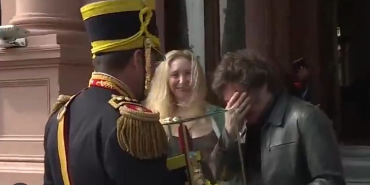 Positivo e histórico doble homenaje: El presidente Milei se emociono al recibir un regalo por parte de los Granaderos y a su vez, con su emoción, homenajeo al regimiento que lo custodia