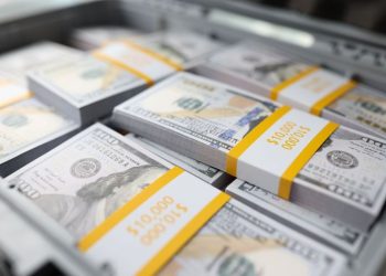 Abren cuentas para sacar dólares del blanqueo en los bancos y hay alerta de volatilidad