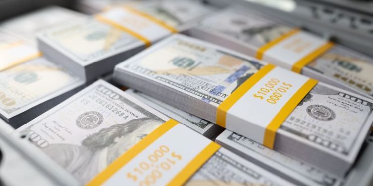 Abren cuentas para sacar dólares del blanqueo en los bancos y hay alerta de volatilidad