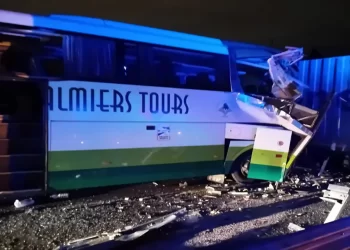 Un autobús vuelca tras chocar con un camión en la localidad granadina de Víznar dejando once heridos