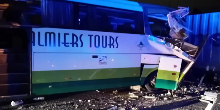 Un autobús vuelca tras chocar con un camión en la localidad granadina de Víznar dejando once heridos