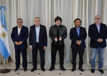 Acusan a un gobernador peronista aliado a Milei de malversar recursos públicos