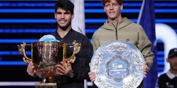 Alcaraz se lo dio vuelta a Sinner y salió campeón en Pekín