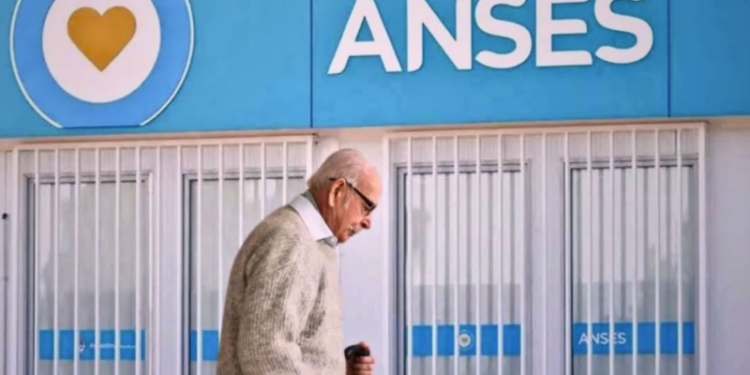 ANSES oficializó el bono para jubilados, aunque con un nuevo requisito para su cobro