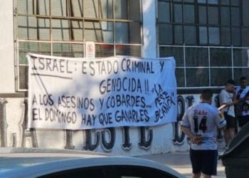 Bandera antisemita en Floresta y repudio de Nico Cambiasso