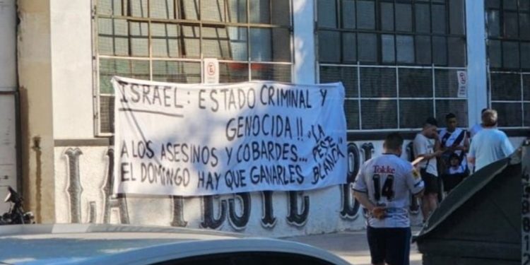 Bandera antisemita en Floresta y repudio de Nico Cambiasso