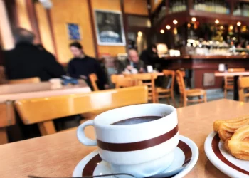 Una clienta se queja por pagar un euro de una consumición que no pidió y sale escarmentada: «No somos una ONG»