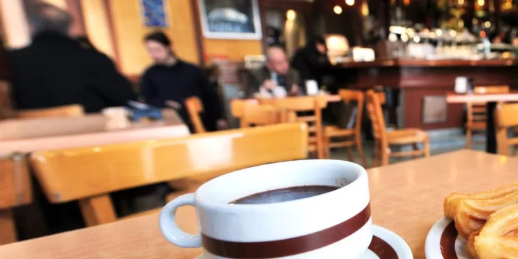 Una clienta se queja por pagar un euro de una consumición que no pidió y sale escarmentada: «No somos una ONG»