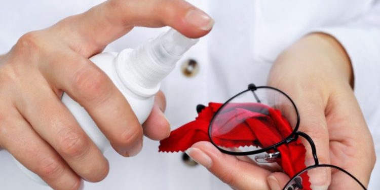 Cómo eliminar las rayas de los anteojos de forma fácil y con tan solo dos ingredientes