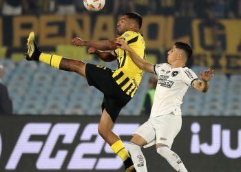 Con un golazo, Peñarol le gana a Botafogo y sigue soñando con el milagro