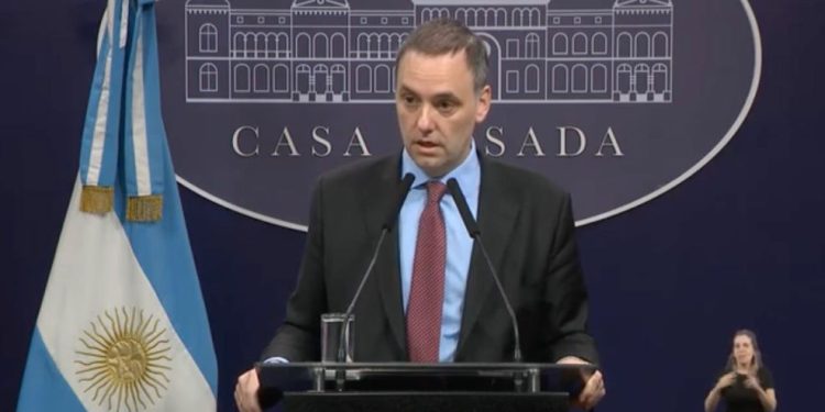 Se tomara un “examen de idoneidad” a 40 mil empleados estatales, aseguró el vocero presidencial