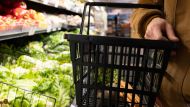 Crisis de consumo e inflación amesetada: por qué la baja del Impuesto PAIS no alivia el bolsillo