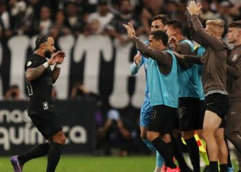 Corinthians goleó y salió del descenso
