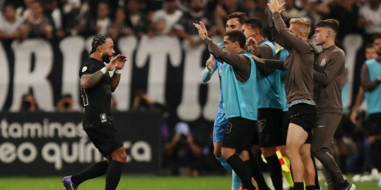 Corinthians goleó y salió del descenso