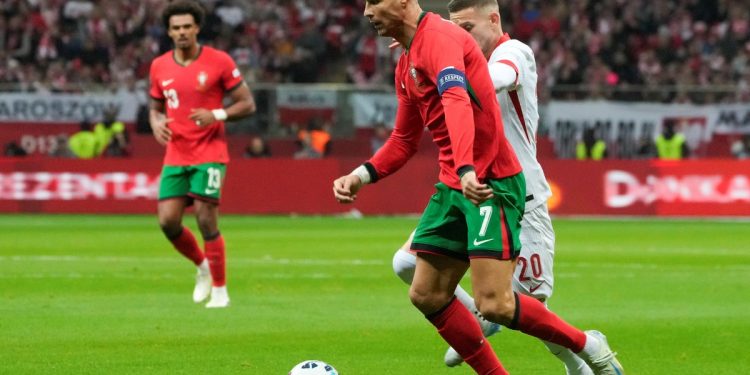 Cristiano Ronaldo marcó el 2° de Portugal y llegó al 906