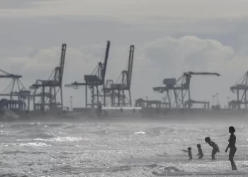 La DANA suspende clases este martes 29 de octubre en la Universidad de Valencia y en colegios de varios municipios y obliga a cerrar el puerto