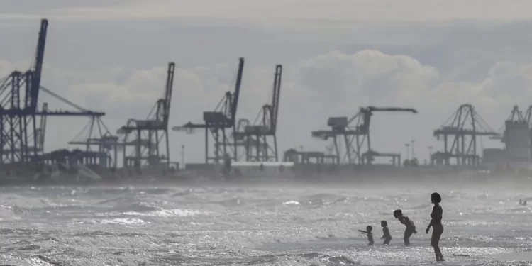 La DANA suspende clases este martes 29 de octubre en la Universidad de Valencia y en colegios de varios municipios y obliga a cerrar el puerto