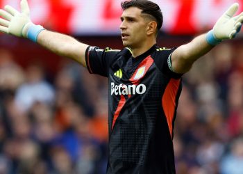 Dibu Martínez volvió a la acción en la Premier League y busca los tres puntos ante el Fulham