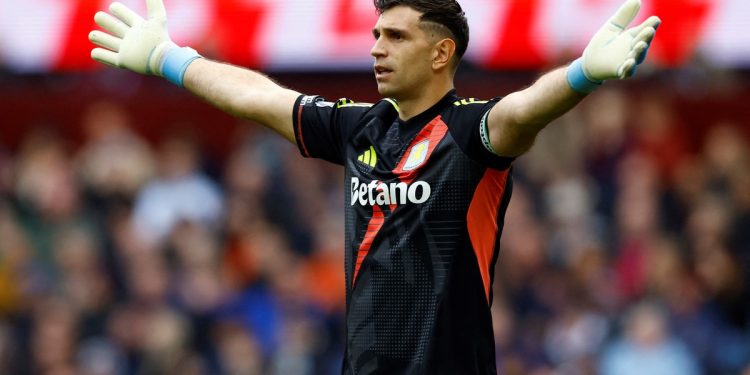 Dibu Martínez volvió a la acción en la Premier League y busca los tres puntos ante el Fulham