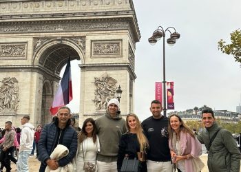 Dibu Martínez ya está en París para la gala del Balón de Oro: ¿a quiénes invitó?