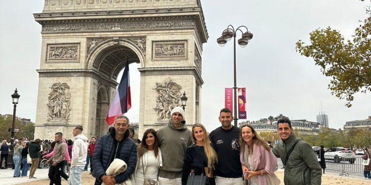 Dibu Martínez ya está en París para la gala del Balón de Oro: ¿a quiénes invitó?