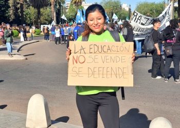 Docentes y estudiantes marcharon al Congreso para pedirle a Milei que “promulgue” la Ley de Financiamiento Educativo