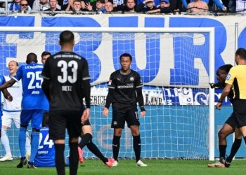 El blooper de Goltz en Alemania: sacó el arquero y un jugador agarró la pelota con la mano