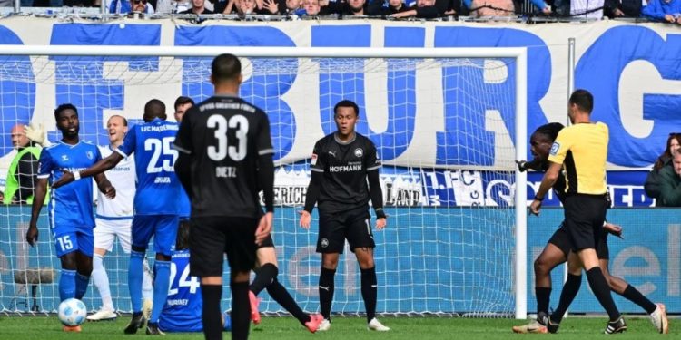 El blooper de Goltz en Alemania: sacó el arquero y un jugador agarró la pelota con la mano