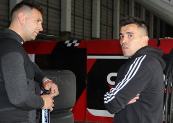 El costado fierrero del Huevo Acuña: su firma en un auto y el aguante al hermano del Dibu