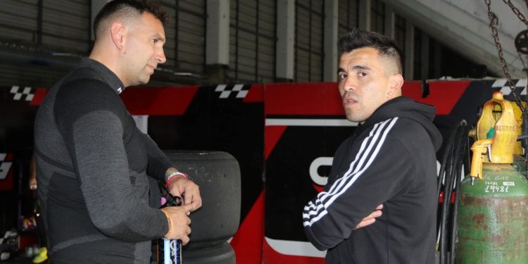 El costado fierrero del Huevo Acuña: su firma en un auto y el aguante al hermano del Dibu