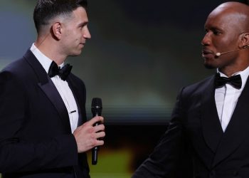 El divertido cruce entre Dibu Martínez y Didier Drogba en la gala del Balón de Oro