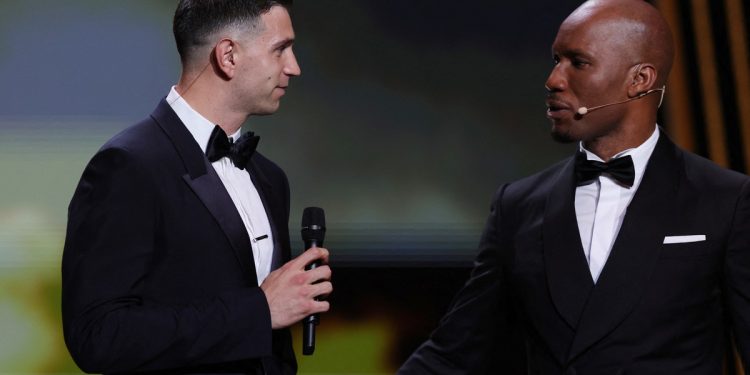 El divertido cruce entre Dibu Martínez y Didier Drogba en la gala del Balón de Oro