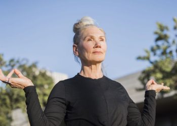 El ejercicio clave de yoga que tienen que hacer todas las mujeres de 50 años: fortalece abdominales, piernas y glúteos