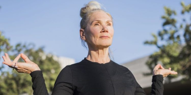 El ejercicio clave de yoga que tienen que hacer todas las mujeres de 50 años: fortalece abdominales, piernas y glúteos