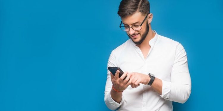 El hábito tecnológico que aumenta el aburrimiento: una investigación científica reveló cómo nos comportamos cuando estamos con el teléfono celular