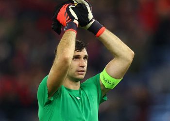 El impresionante mural que el Aston Villa le dedicó al Dibu Martínez