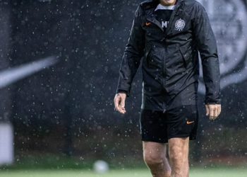 El Olimpia de Martín Palermo goleó en el clásico paraguayo y se ilusiona con el campeonato