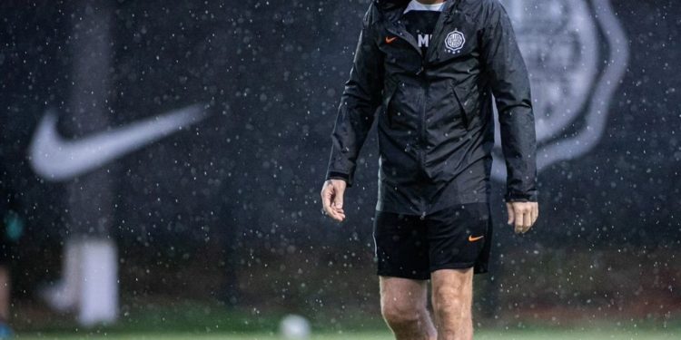 El Olimpia de Martín Palermo goleó en el clásico paraguayo y se ilusiona con el campeonato