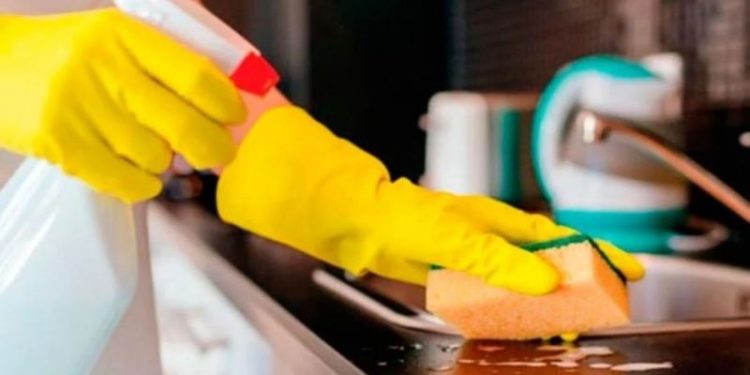 Empleadas domésticas: a la espera del aumento, los extras que subirán en octubre 2024